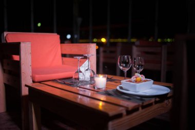 Masadaki parlak tencerede deniz ürünleri lazanyası.