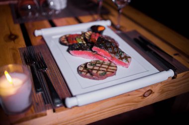 Izgara patates ve domatesli ızgara somon filetosu.