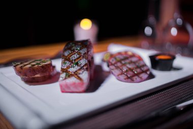 Izgara patates ve domatesli ızgara somon filetosu.