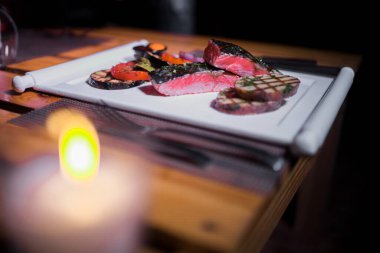 Izgara patates ve domatesli ızgara somon filetosu.