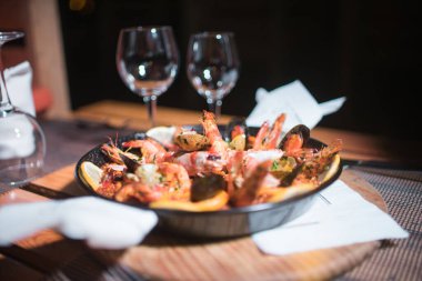 Taze Paella tabağı masada.