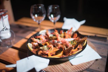 Taze Paella tabağı masada.
