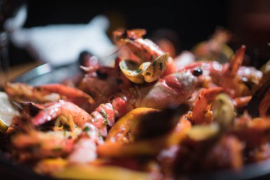 Taze Paella tabağı masada.