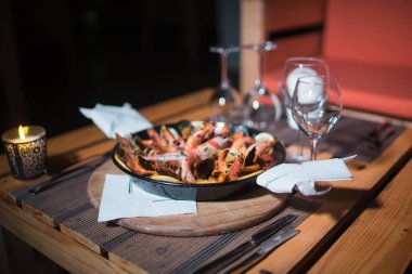 Taze Paella tabağı masada.