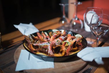 Taze Paella tabağı masada.