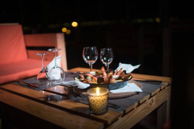 Taze Paella tabağı masada.