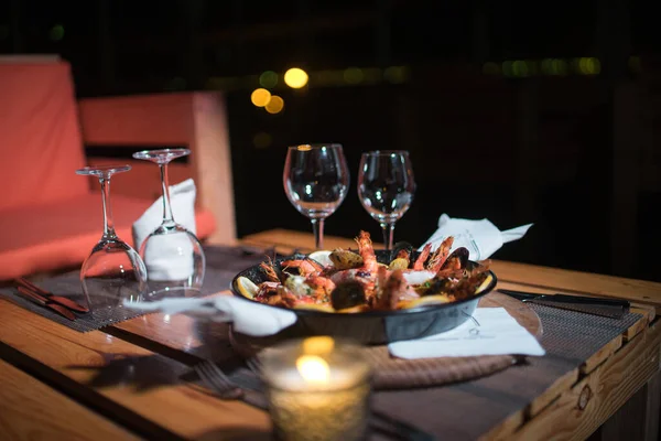 Taze Paella tabağı masada.