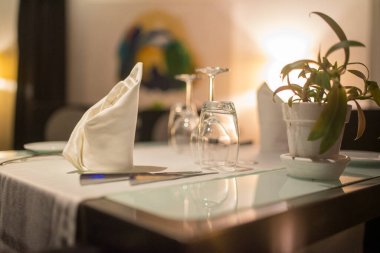 Lüks bir otelde boş bir yemek masası.