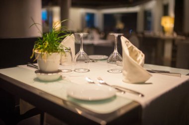 Lüks bir otelde boş bir yemek masası.