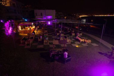 Mor neon ışıklı teras restoranı