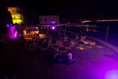 Mor neon ışıklı teras restoranı