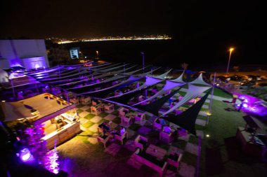 Mor neon ışıklı teras restoranı