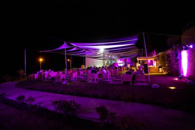 Mor neon ışıklı teras restoranı