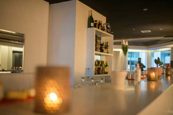 Restoran Barının Rafında Farklı Bir Alkol Şişesi Var — Stok fotoğraf