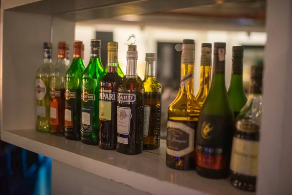 Restoran barının rafında farklı bir alkol şişesi var.