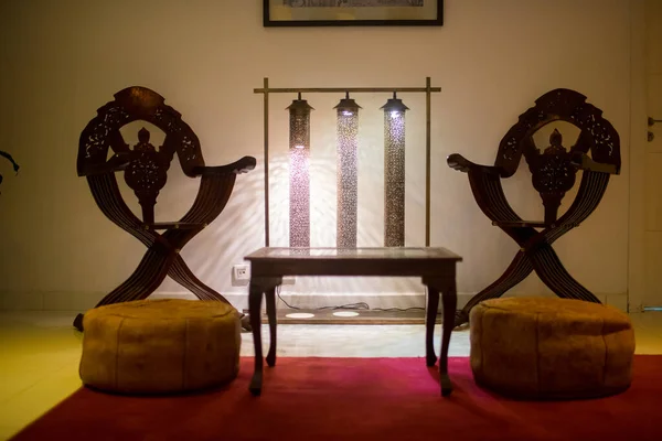 Деревянный Стол Двумя Деревянными Креслами Рядом Отеле — стоковое фото