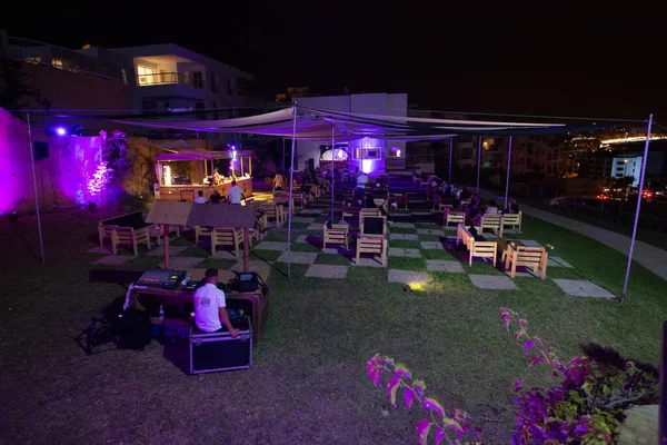 Mor neon ışıklı teras restoranı