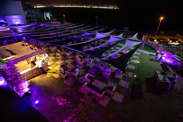 Mor neon ışıklı teras restoranı