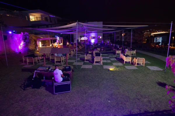 Mor neon ışıklı teras restoranı