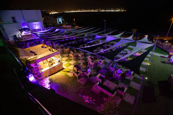 Mor neon ışıklı teras restoranı