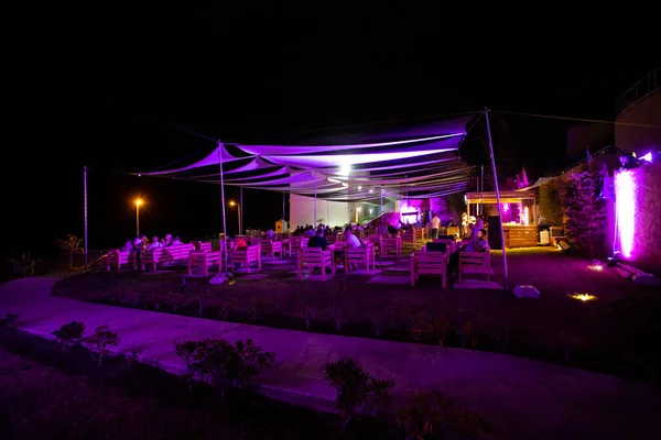 Mor neon ışıklı teras restoranı