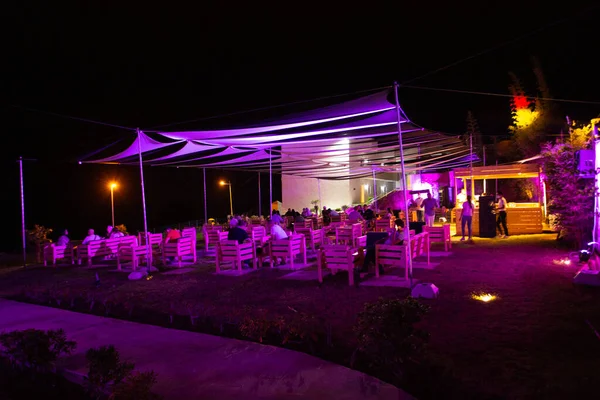 Mor neon ışıklı teras restoranı