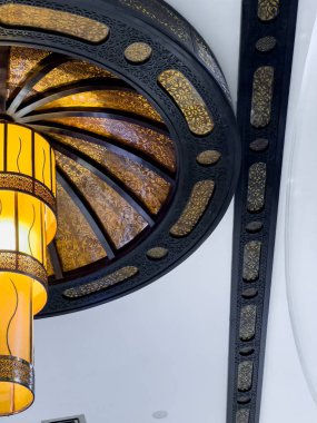 Kafeteryadaki eski ahşap avize.