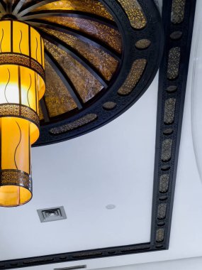 Kafeteryadaki eski ahşap avize.