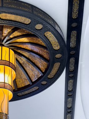 Kafeteryadaki eski ahşap avize.