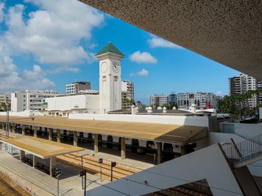 Casa voyageurs tren istasyonundan cami minare manzarası
