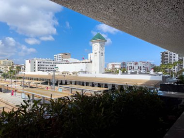 Casa voyageurs tren istasyonundan cami minare manzarası
