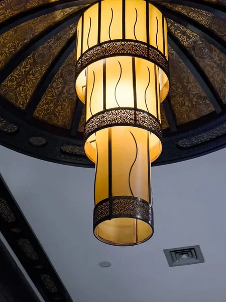 Kafeteryadaki eski ahşap avize.