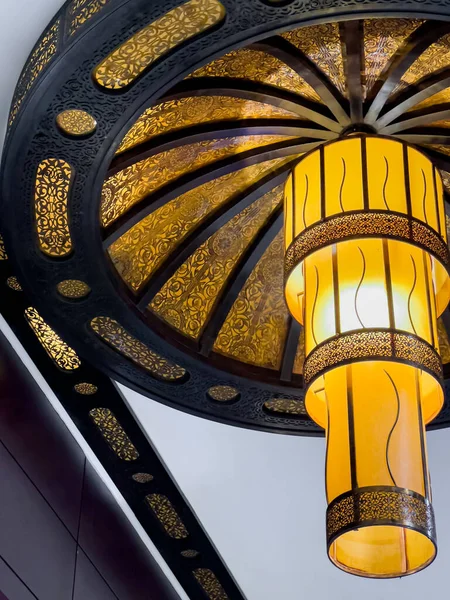 Kafeteryadaki eski ahşap avize.