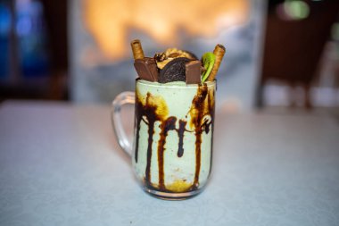 Üzerinde farklı çikolata ve bisküviler olan meyve suyu.