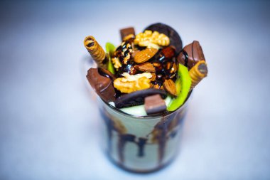 Üzerinde farklı çikolata ve bisküviler olan meyve suyu.