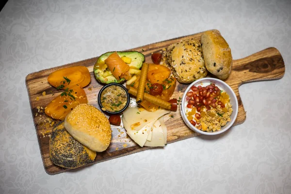 Tahtadaki çeşitli aperatifler