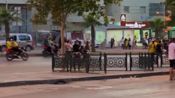 Partidarios Fútbol Caminando Por Calle Después Ganar Partido Fez — Vídeo de stock