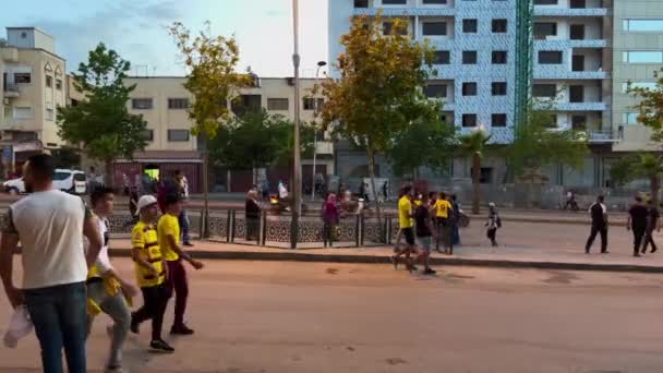 Voetbal Supporters Lopen Door Straat Het Winnen Van Wedstrijd Fez — Stockvideo