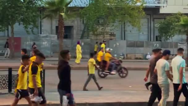 Fußballfans Gehen Nach Dem Spiel Fez Auf Die Straße — Stockvideo
