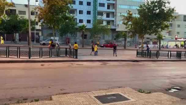 フェズで試合に勝ったサッカーサポーターが通りを歩いている — ストック動画
