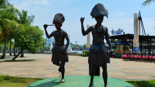 Статуи Рыбаков Среднего Возраста Рядом Морем Джакарте — стоковое видео