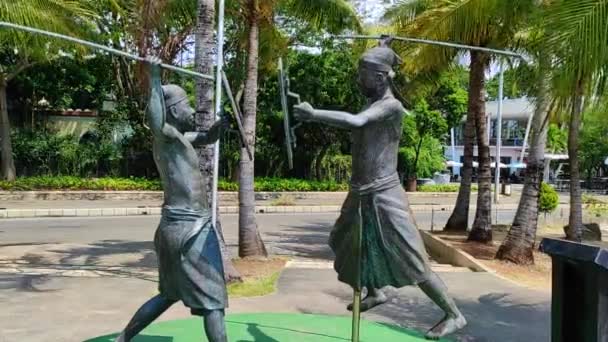 Статуи Рыбаков Среднего Возраста Рядом Морем Джакарте — стоковое видео