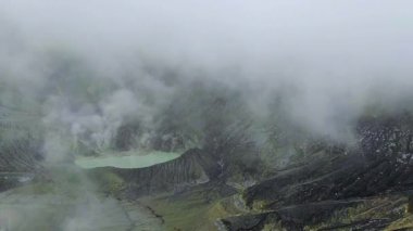 Gunung Gede volkanı Jakarta yakınlarında.