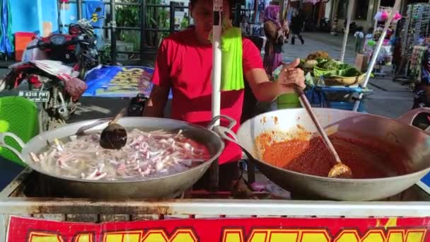 자카르타의 거리에서 소스와 닭고기 준비하는 — 비디오