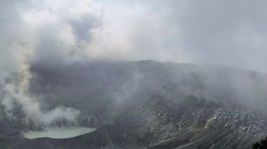 Gunung Gede volkanı Jakarta yakınlarında.