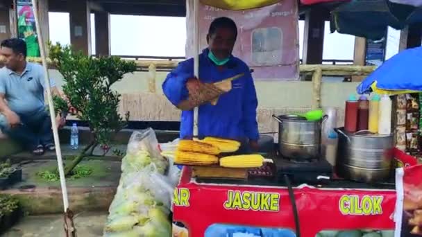 Индонезиец Продает Мозоли Улице — стоковое видео