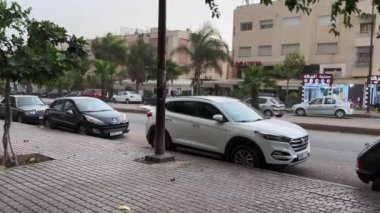 Fırtınalı bir günde insanlar dışarıda yürüyor.