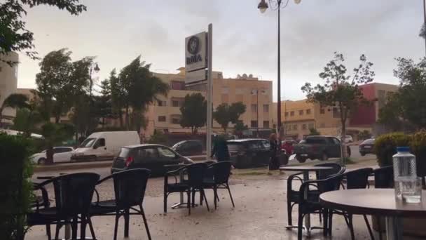 폭풍이 몰아치는 식당의 테라스에서 바라본 거리의 — 비디오
