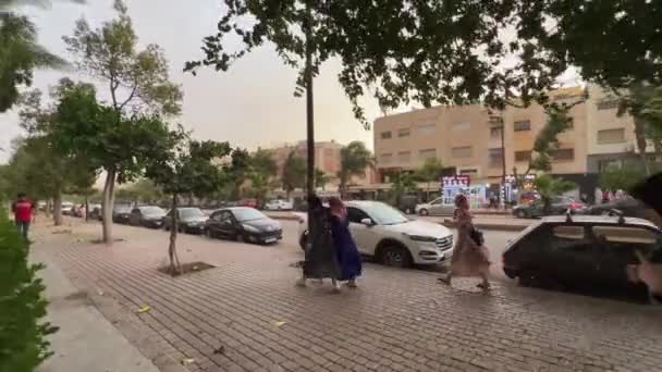 Gruppo Donne Che Camminano Fuori Durante Una Giornata Tempestosa — Video Stock