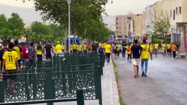 Partidarios Fútbol Caminando Por Calle Después Del Partido Fez — Vídeo de stock